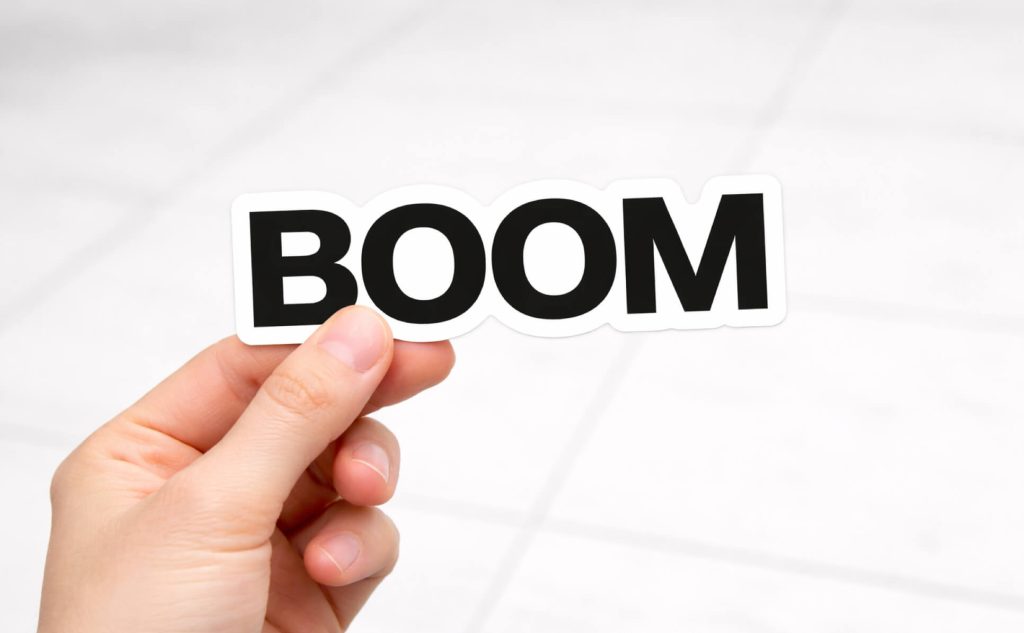 【完全ガイド】小さいロゴステッカーの選び方・貼り方｜用途・素材・長持ちのコツまで解説